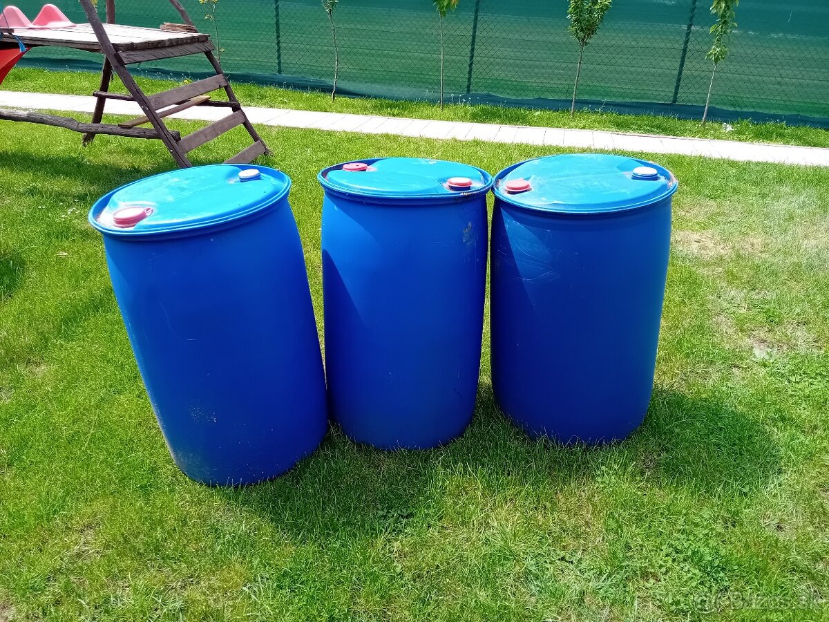 Plastové sudy 220l.