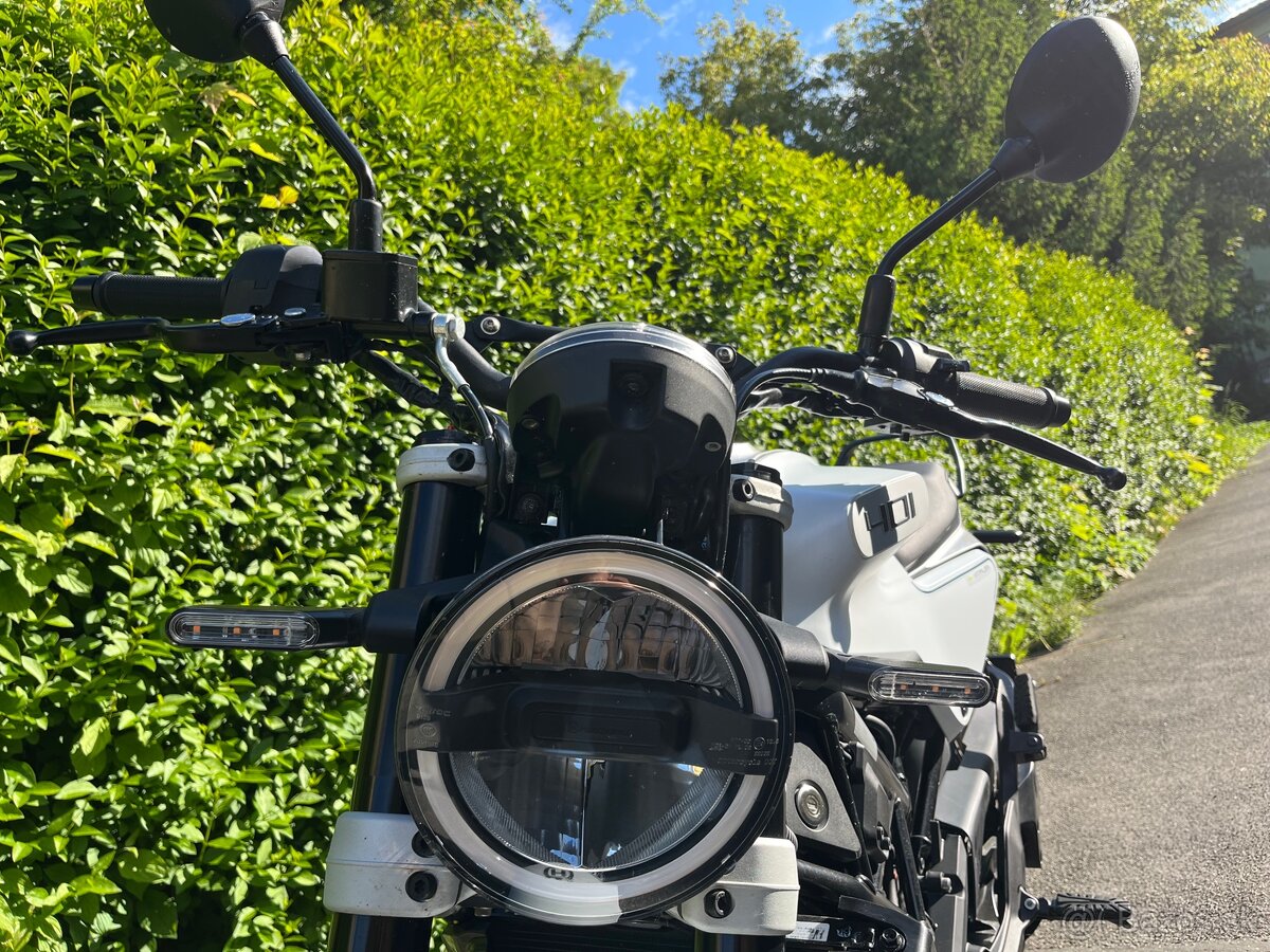 Husqvarna Vitpilen 401 – 2022 / 4900 km / Top stav