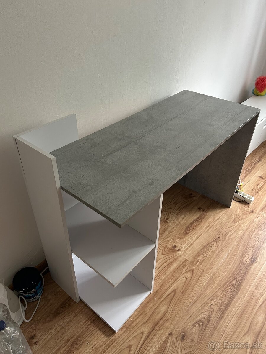 Pracovný stôl, malé stoly a TV