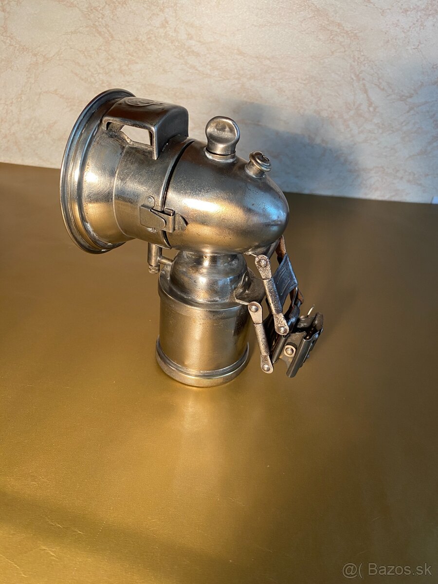 Karbidová lampa na historický bicykel.