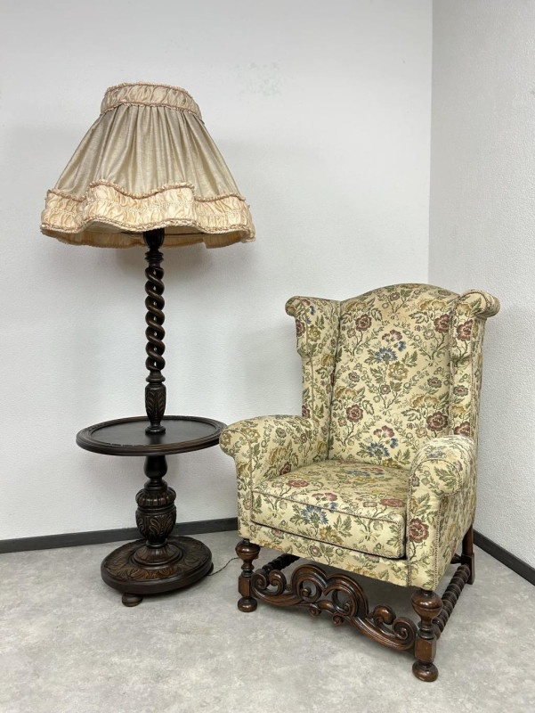 Velká starožitná podlahová lampa s okrúhlym stolíkom a látko
