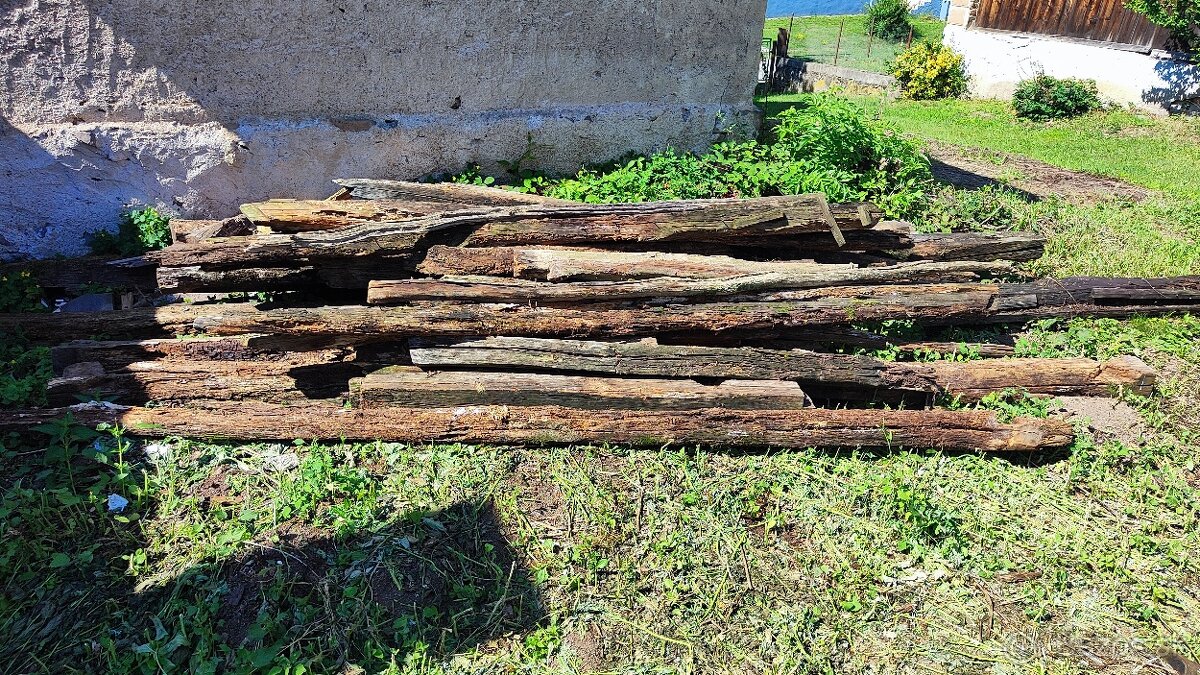 Staré dosky, laty, hranoly