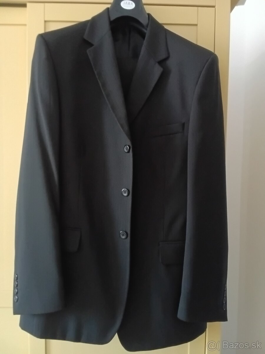Pánsky oblek s pruhovaným vzorom JARA Fashion.