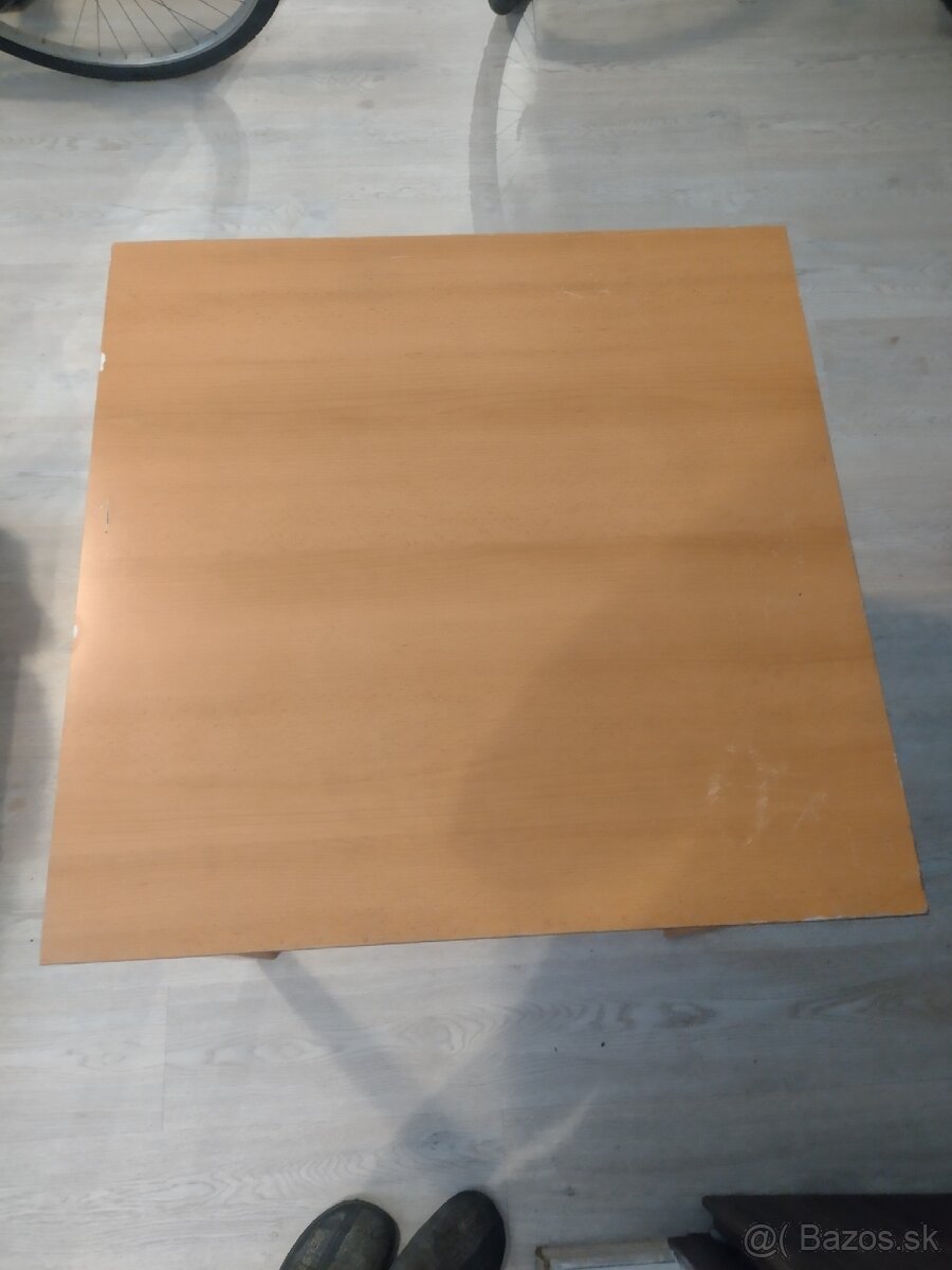 jedálenský stôl