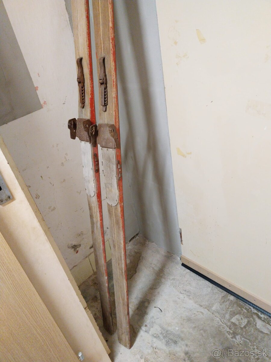 Staré drevené lyže