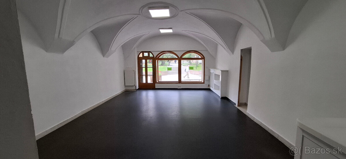 Prenájom obchodné priestory v centre na námestí 78m2