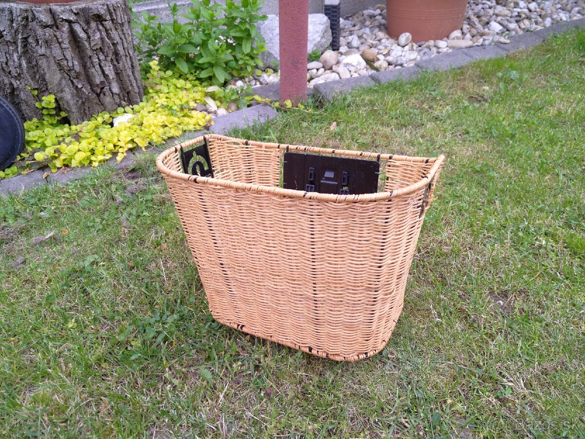 Prútený košík na dámsky bicykel