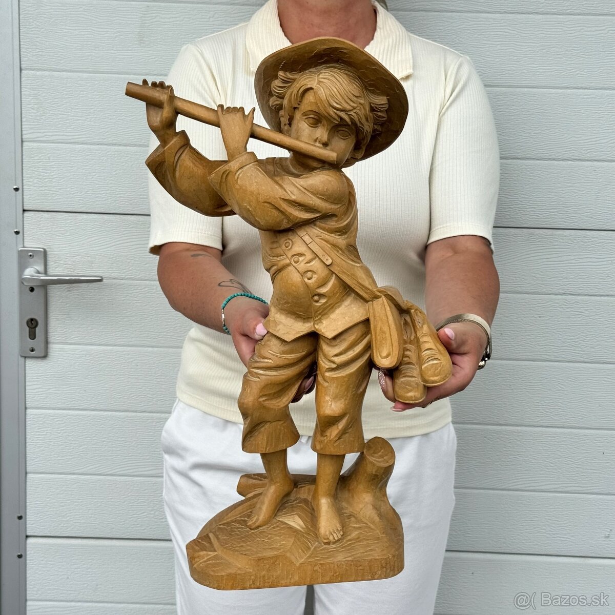 Velká dřevěná socha pasáček s píšťalou