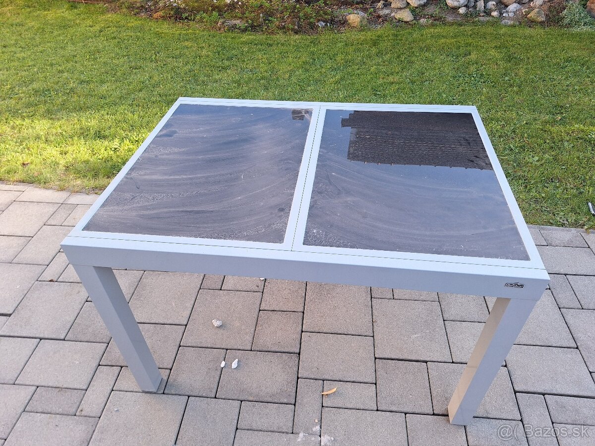 Sklenený rozkladací stôl do záhrady