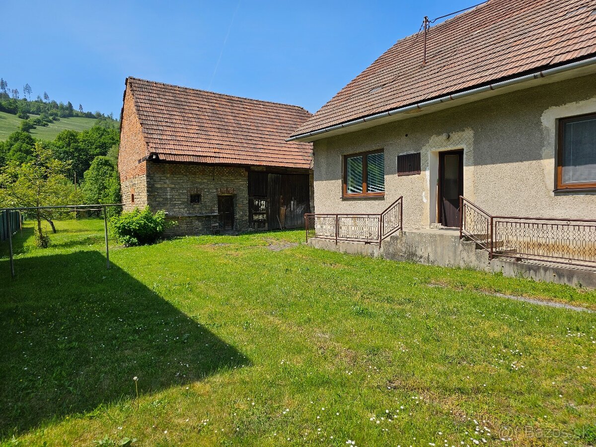 Zachovalý rodinný dom s veľkým pozemkom blízko KNM