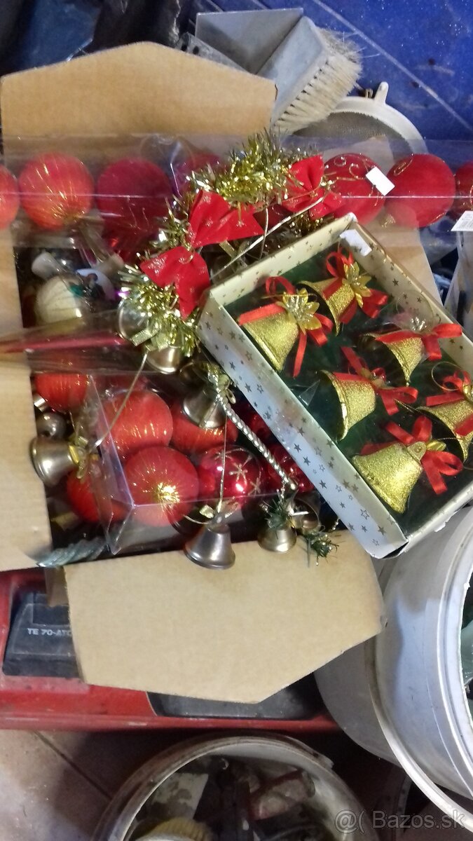 živy smrek a retro vianocne ozdoby