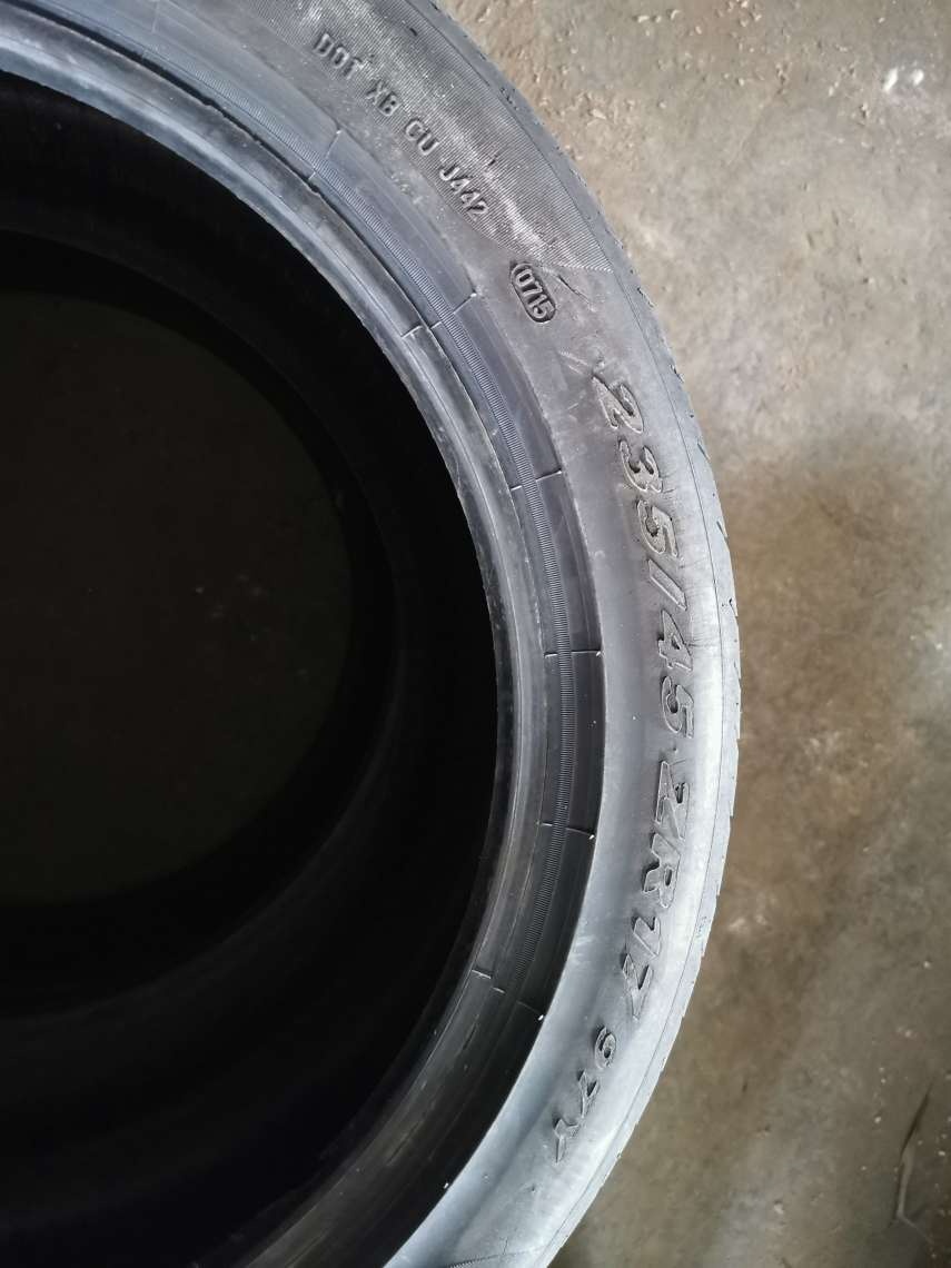 4xletné pneu pirelli 235-45-R17