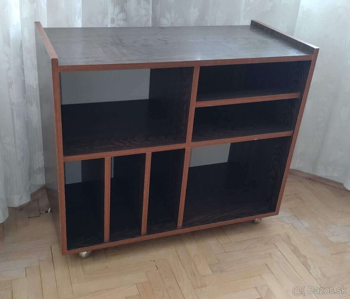 TV stolík na kolieskach
