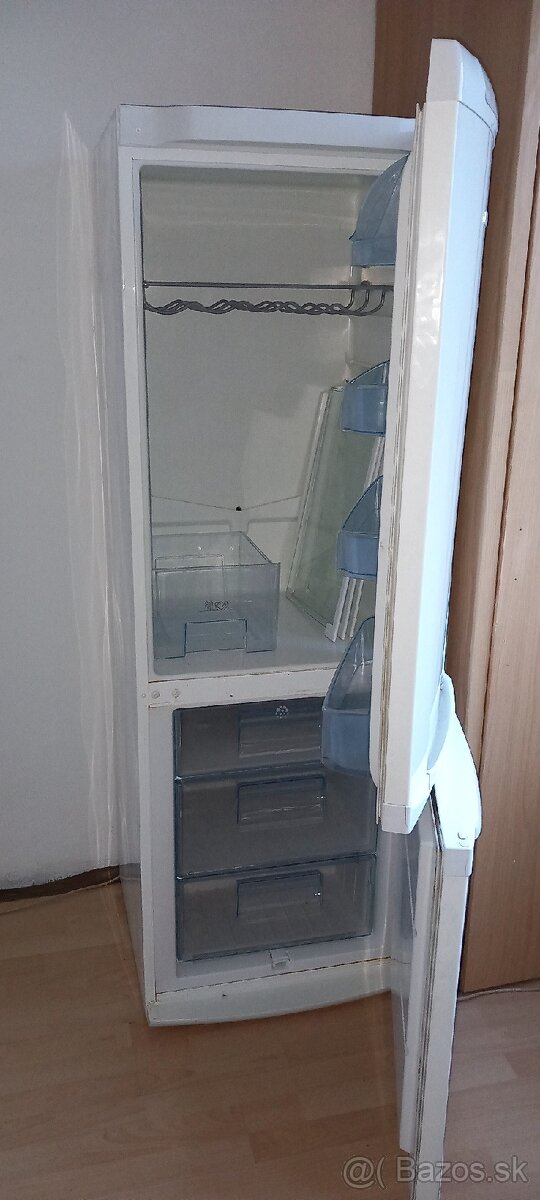 Predám chladničku s mrazákom Electrolux ERB34003W8