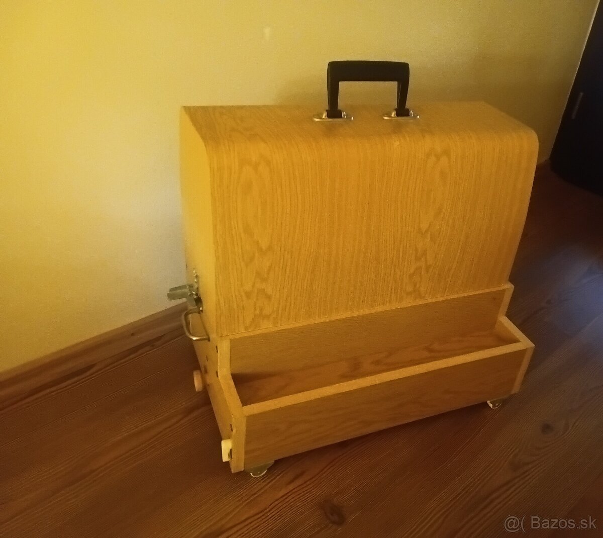 Kryt na šijací stroj.