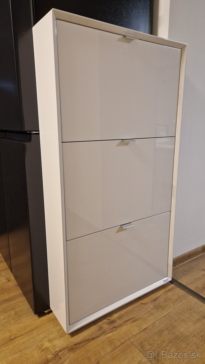 Botnik  / skrinka na topanky