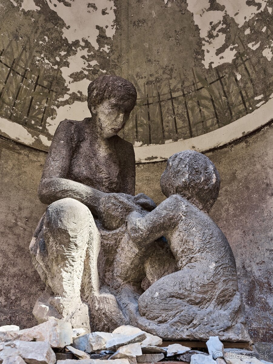 Obrie pieskovcové súsošie „Matka s dieťaťom” z obdobia prvej