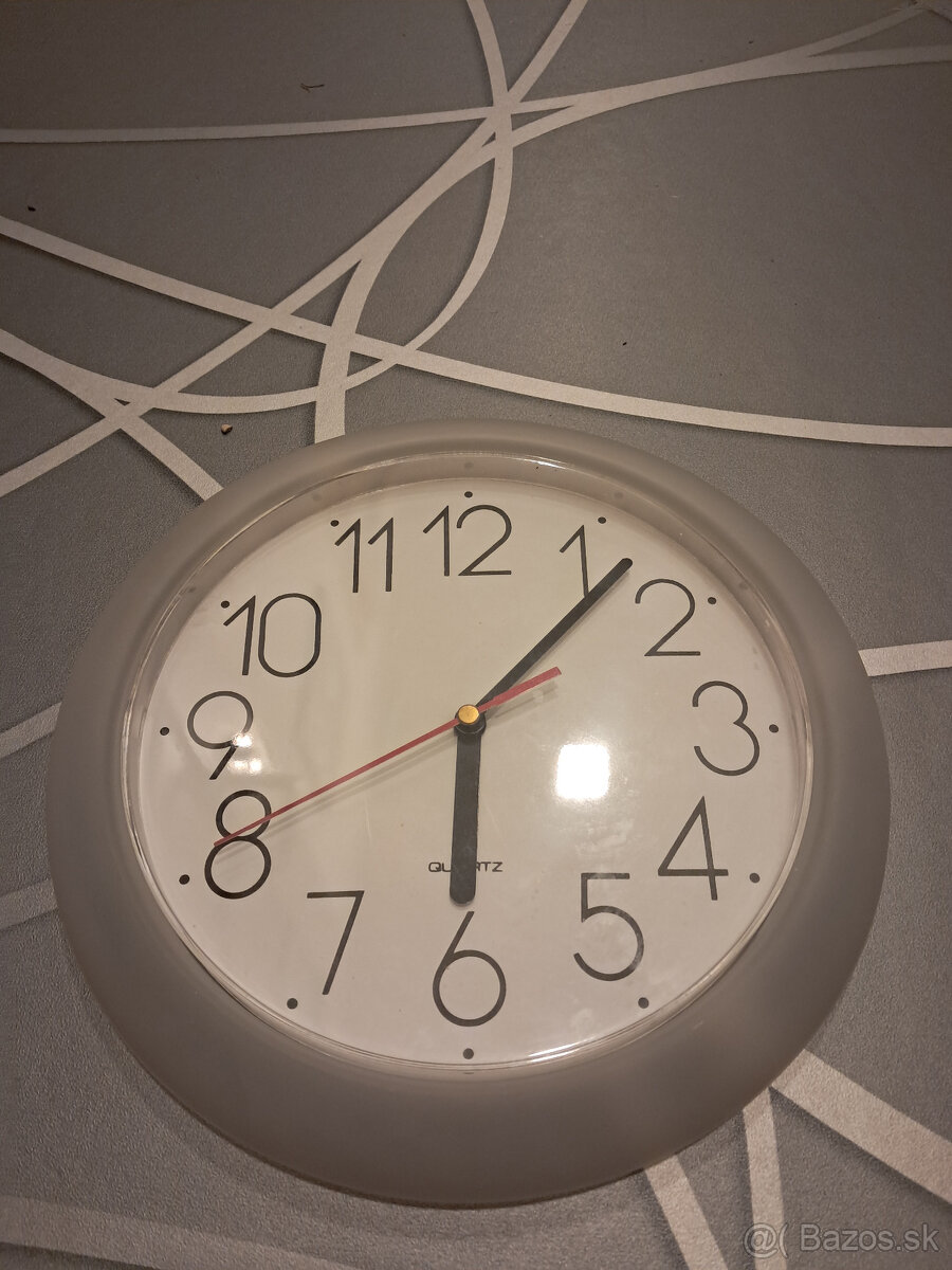 Predam nastenne hodiny -biele