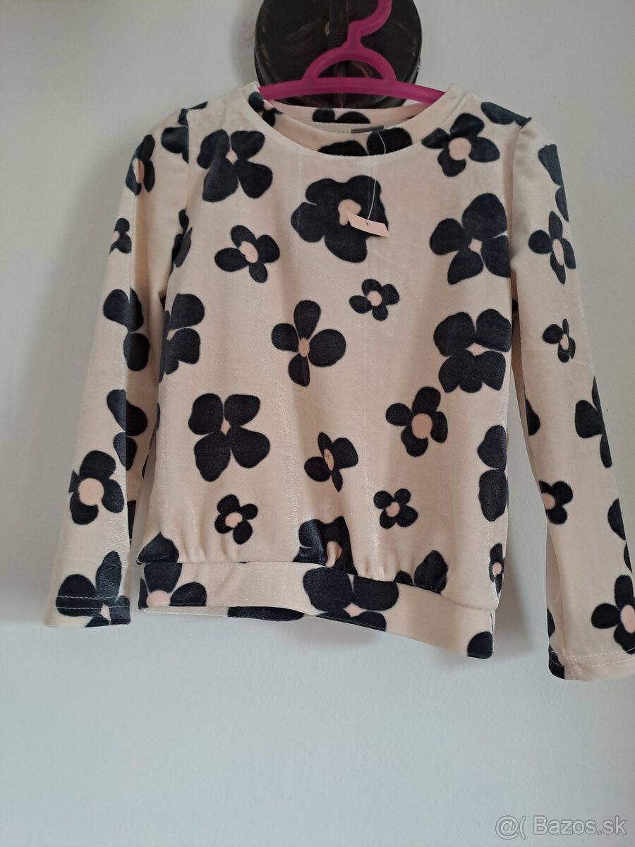 Dievčenské tričko s kvietočkami veľkosť 104