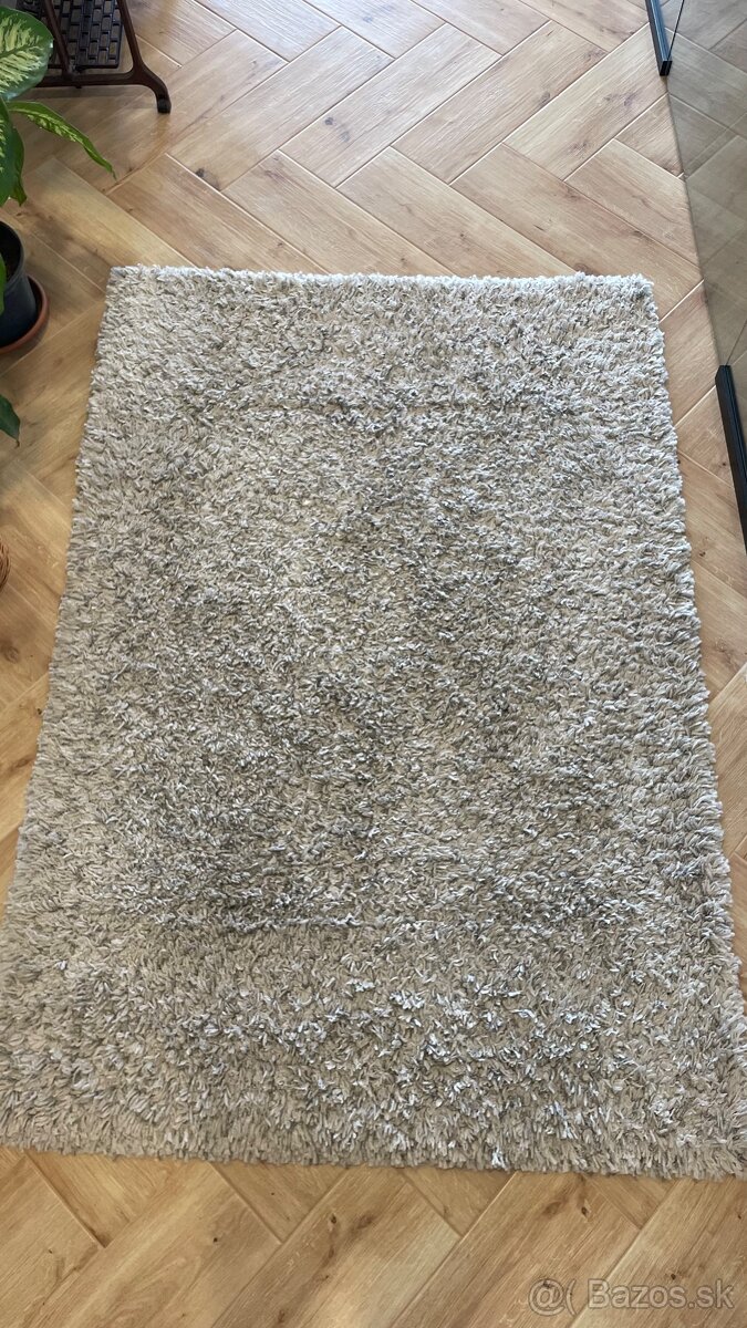Sivy koberec