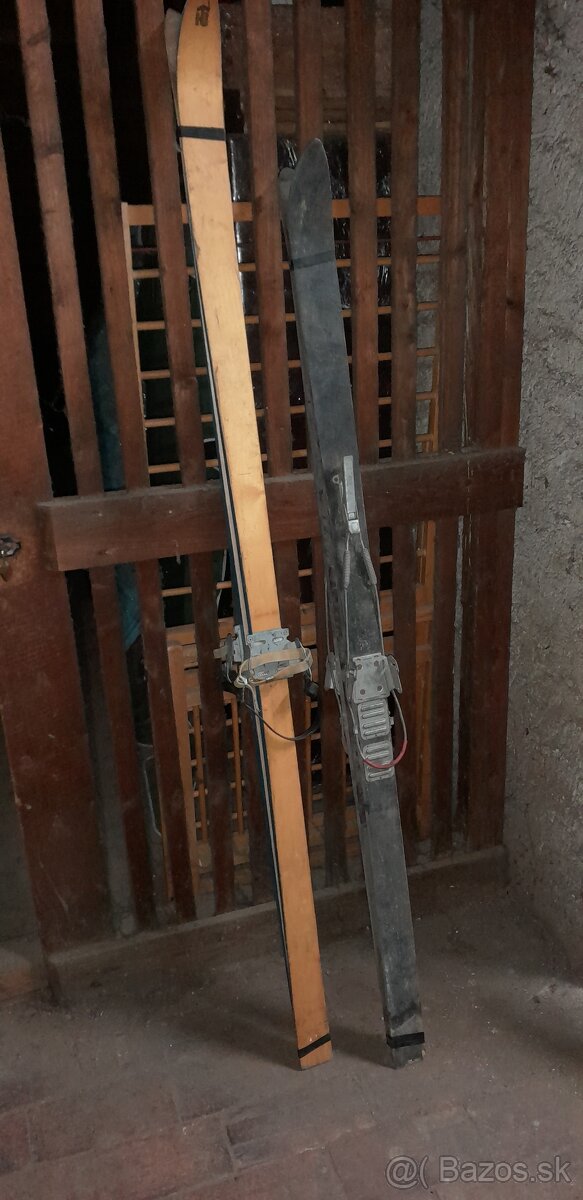 Staré drevené lyže