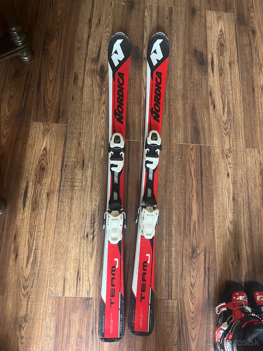 Lyže+lyžiarky+prilba+paličky