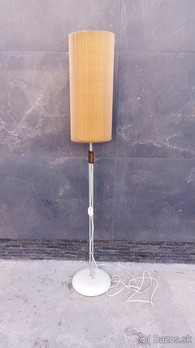 Retro stojaca lampa
