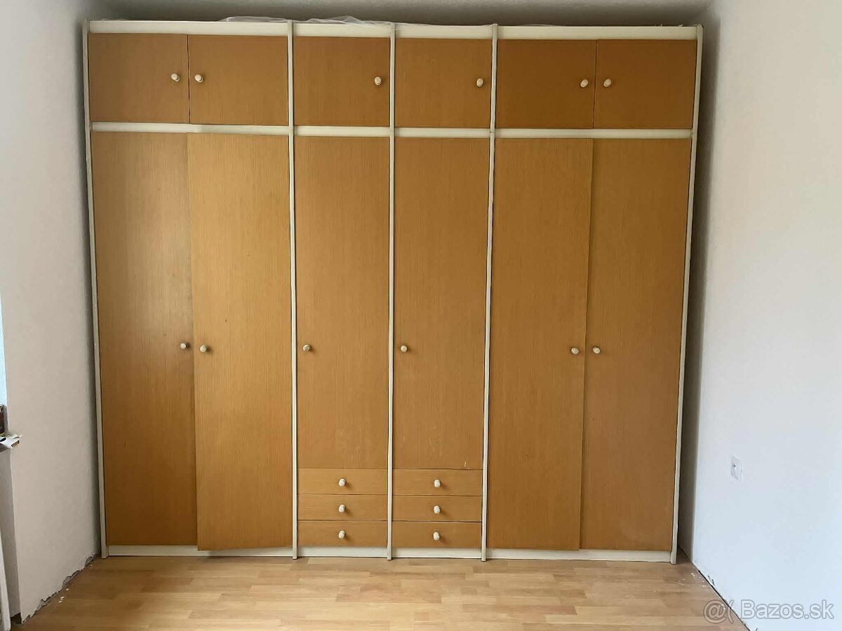 Šatníková skriňa