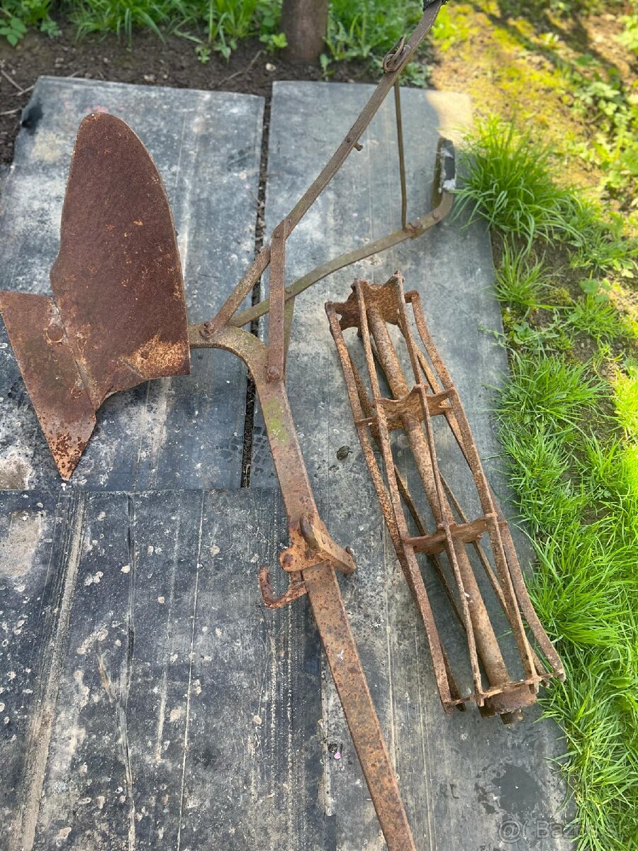 Koňský pluh a kypriaci valec