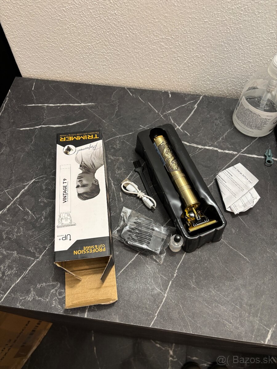 Strojček na vlasy a fúzy