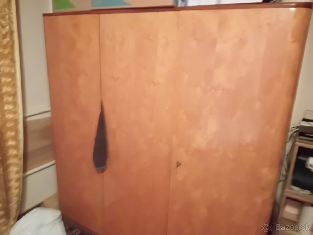 troj a dvojdverova skrina