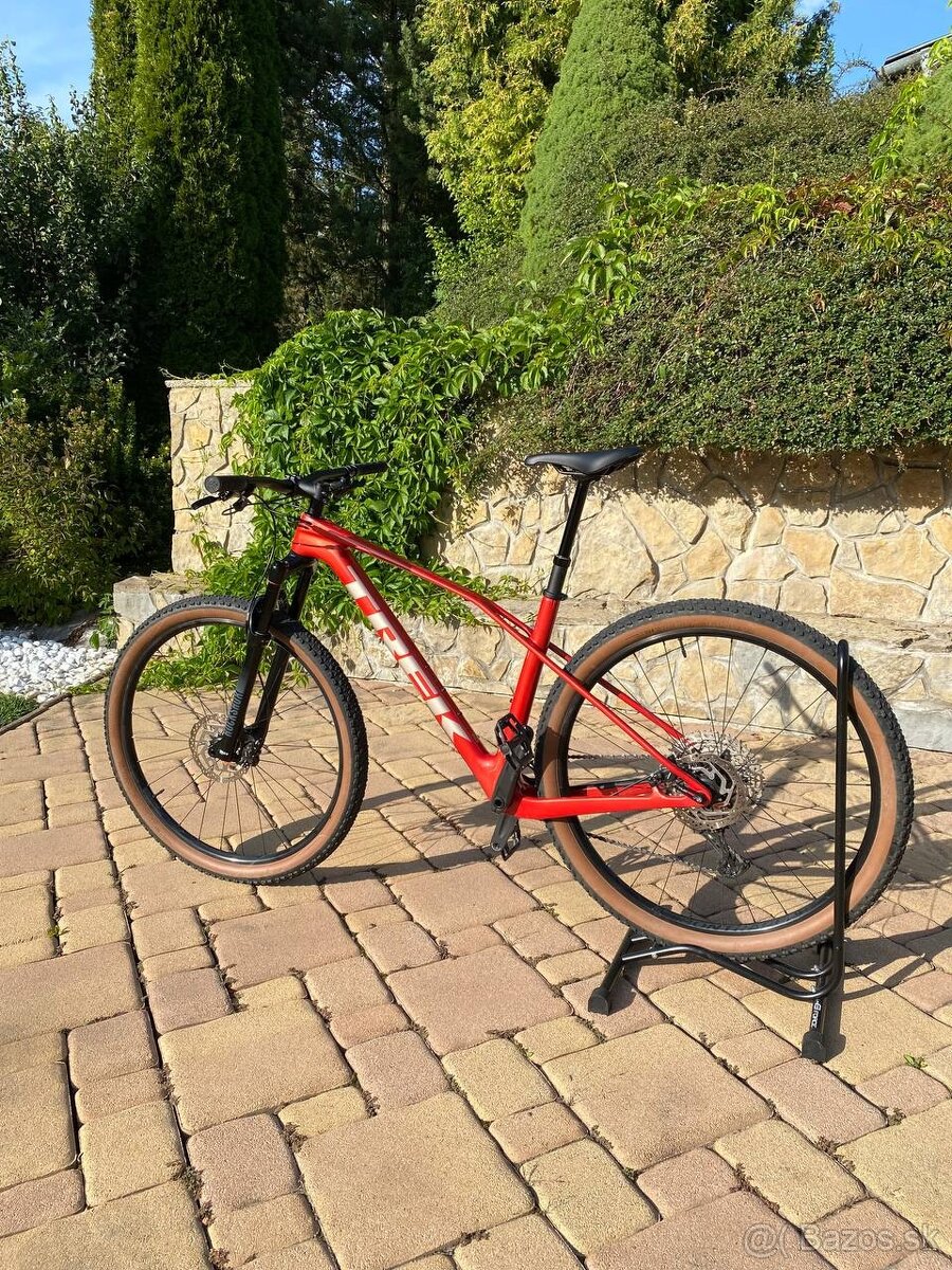 Trek Procaliber 9.5 Gen 3 (2025, Lava) – prakticky nový
