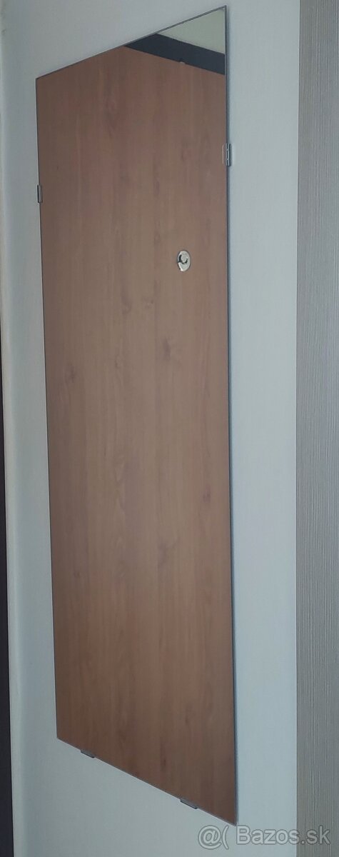 Predám dve závesné zrkadla - bez rámu a s borovicovým rámom