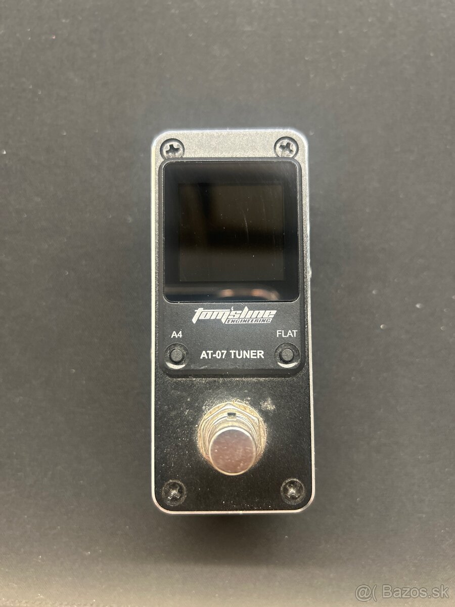 Tomsline AT-07 – pedálový tuner  pre gitaru/basu