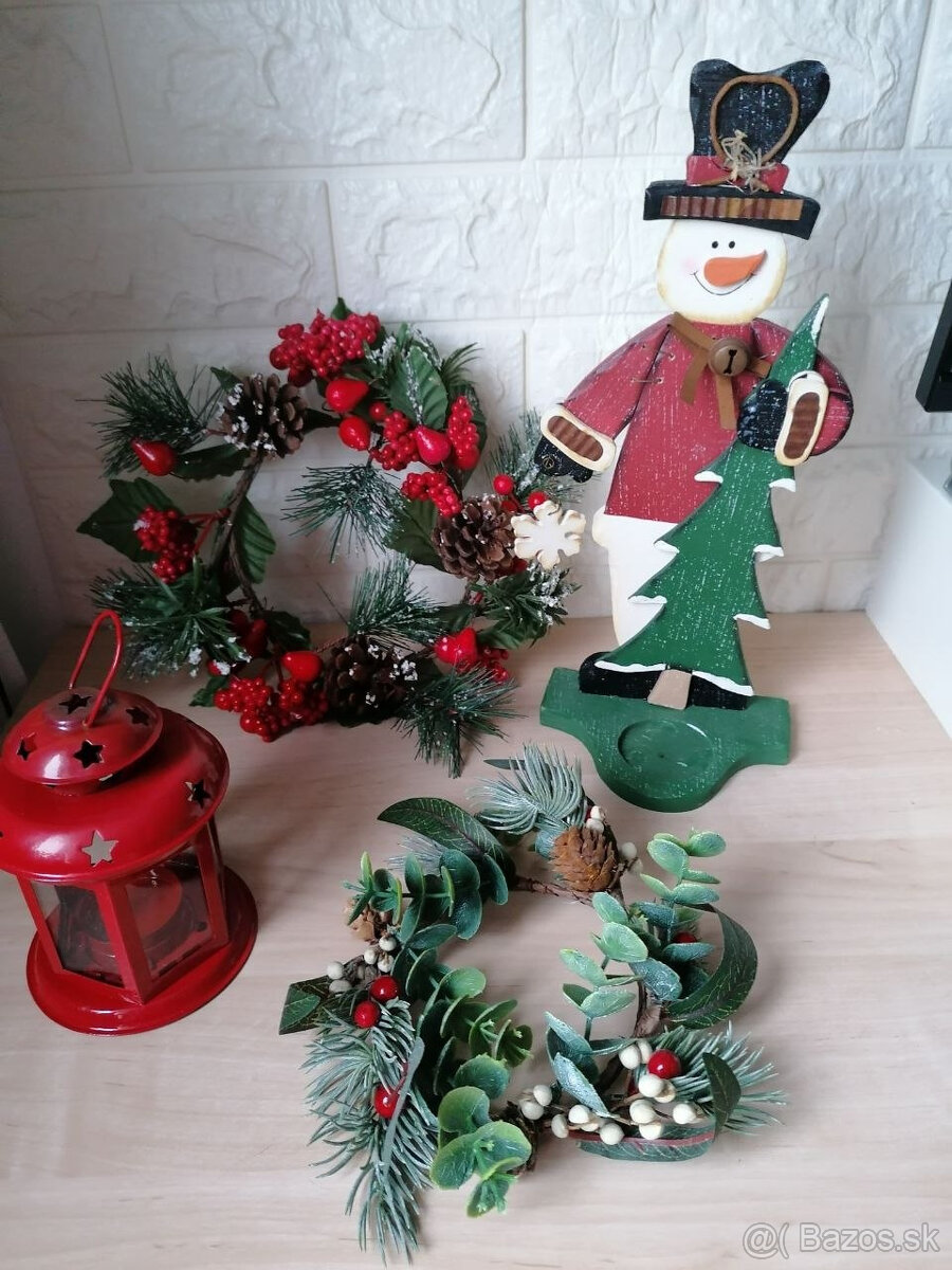 Vianočné dekorácie, svietnik, snehuliak, cencúle, veniec