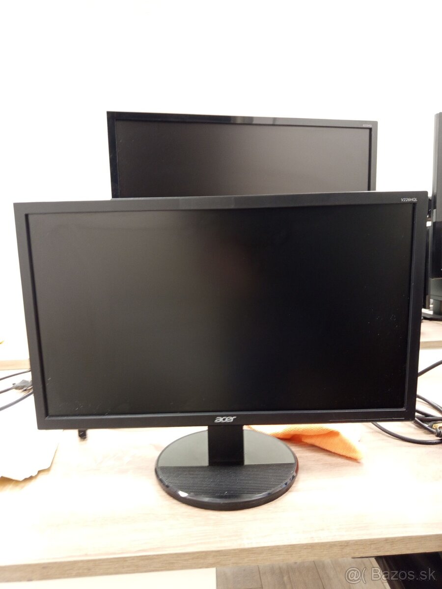 Monitor Acer V226HQL - 1x vzadu jemne prasknutý