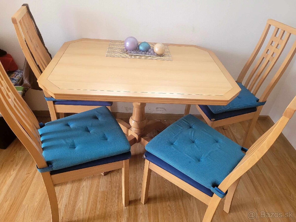 Jedálenský stôl zo stoličkami