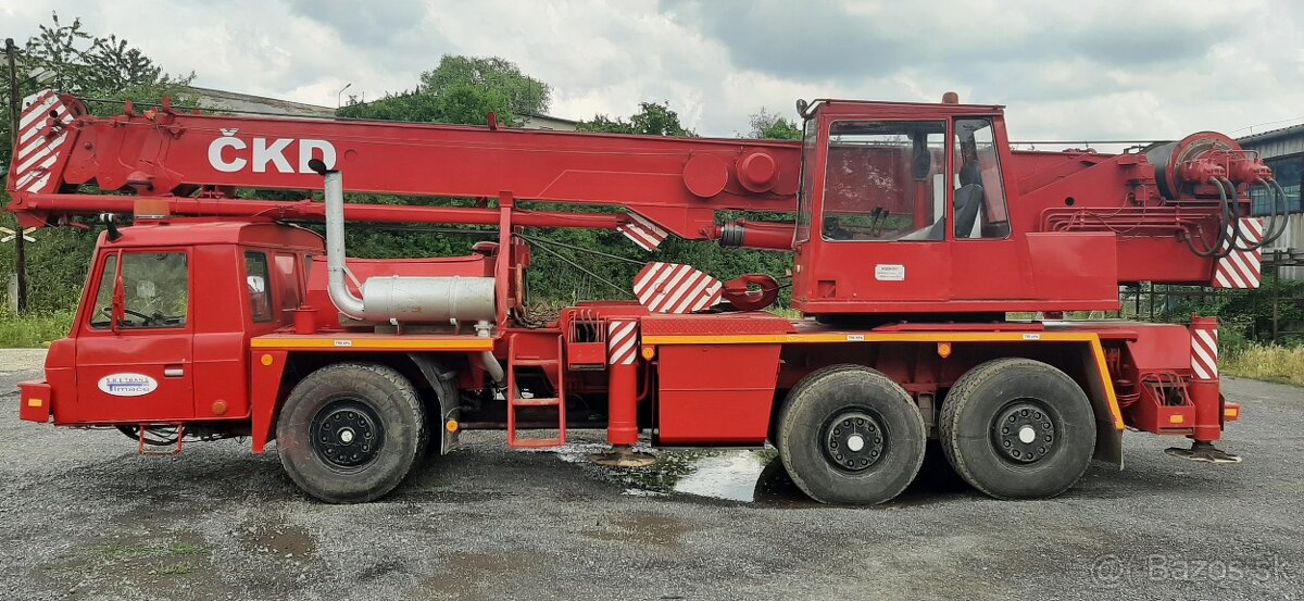 TATRA 815 AD 28 samohybný žeriav