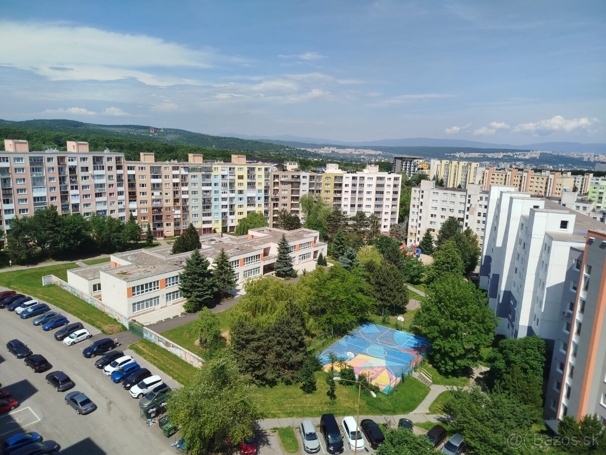 Slnečná garsónka v dobrej lokalite - sídlisko KVP