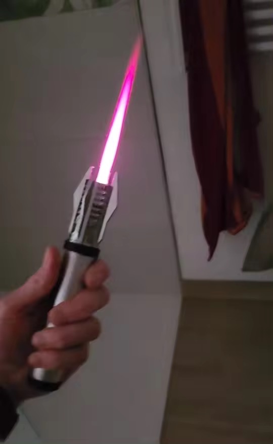 Kuchinský laserový zapalovač s červeným plameňom