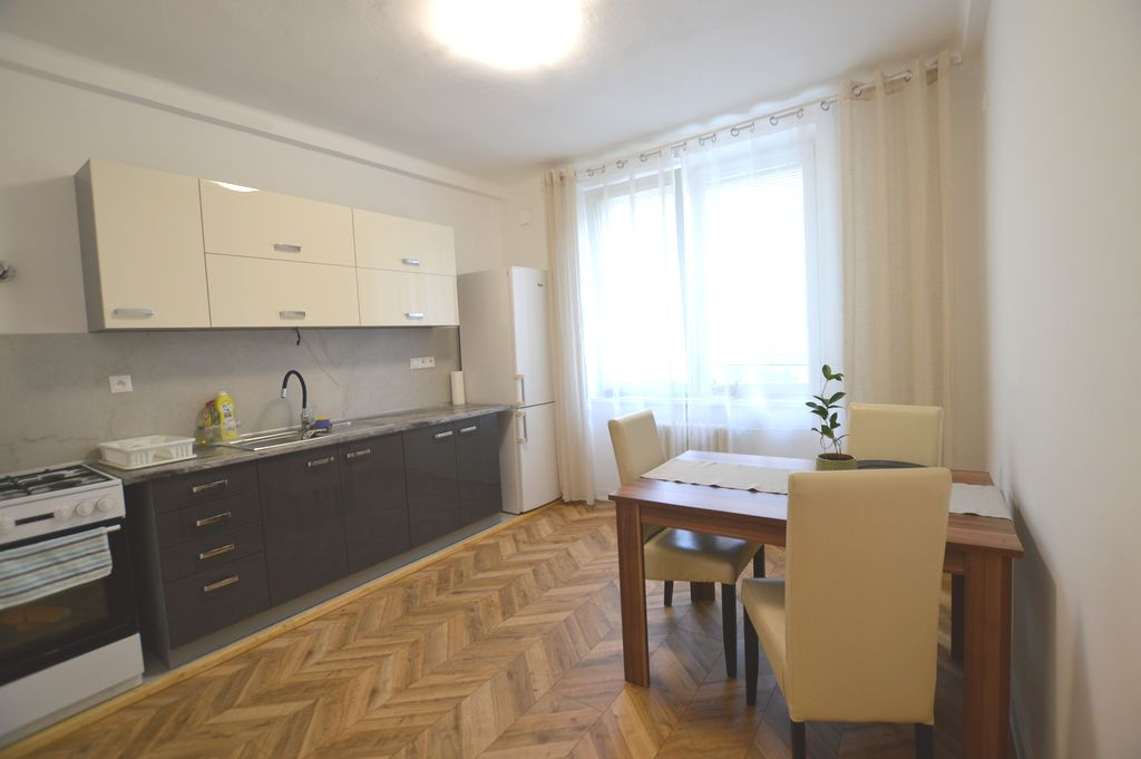 Na prenájom 2izb, Košická, 60m2, p.1./4, po rekonštrukcii, i