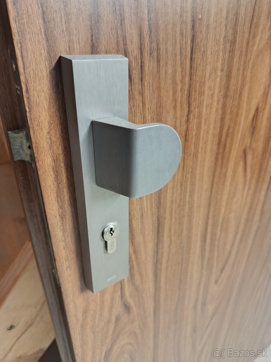 Predám protipožiarne  vchodové dvere do bytu 80 ky ľavé