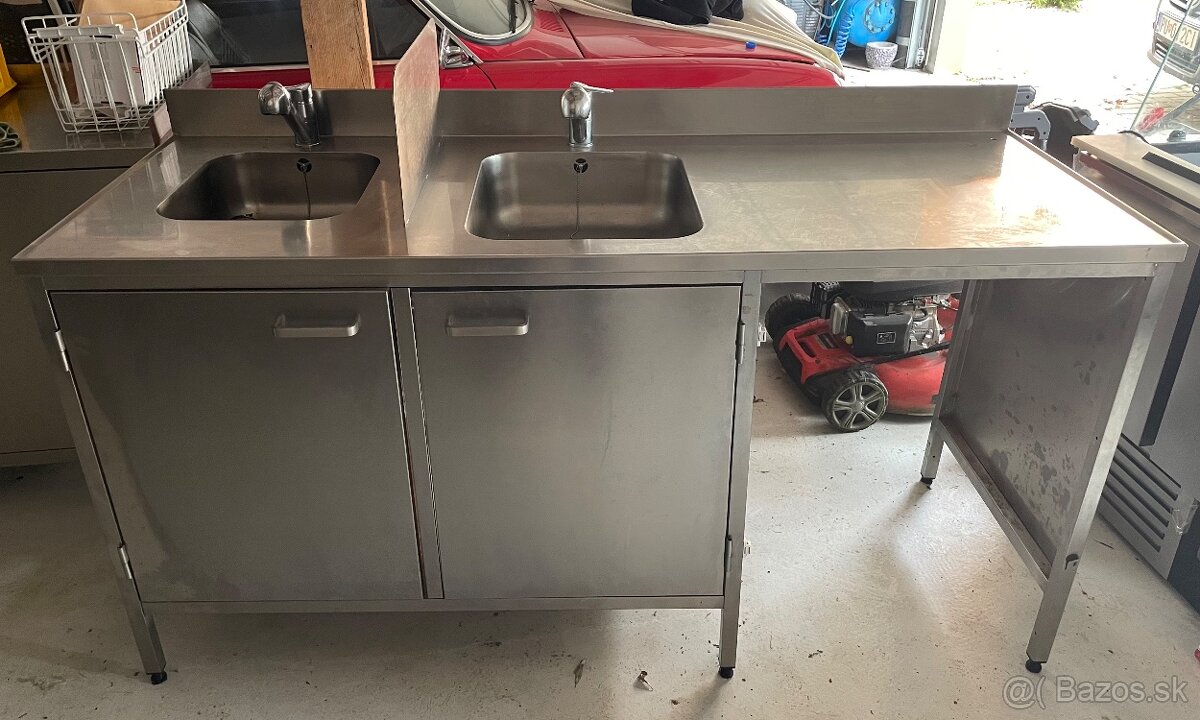 Nerezový stvol s umývadlom