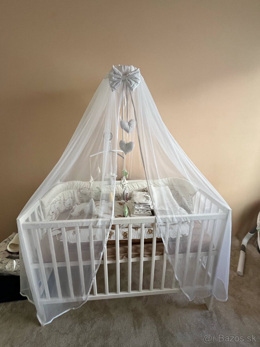 Baldachýn s originálnou konštrukciou, biely a bledomodrý