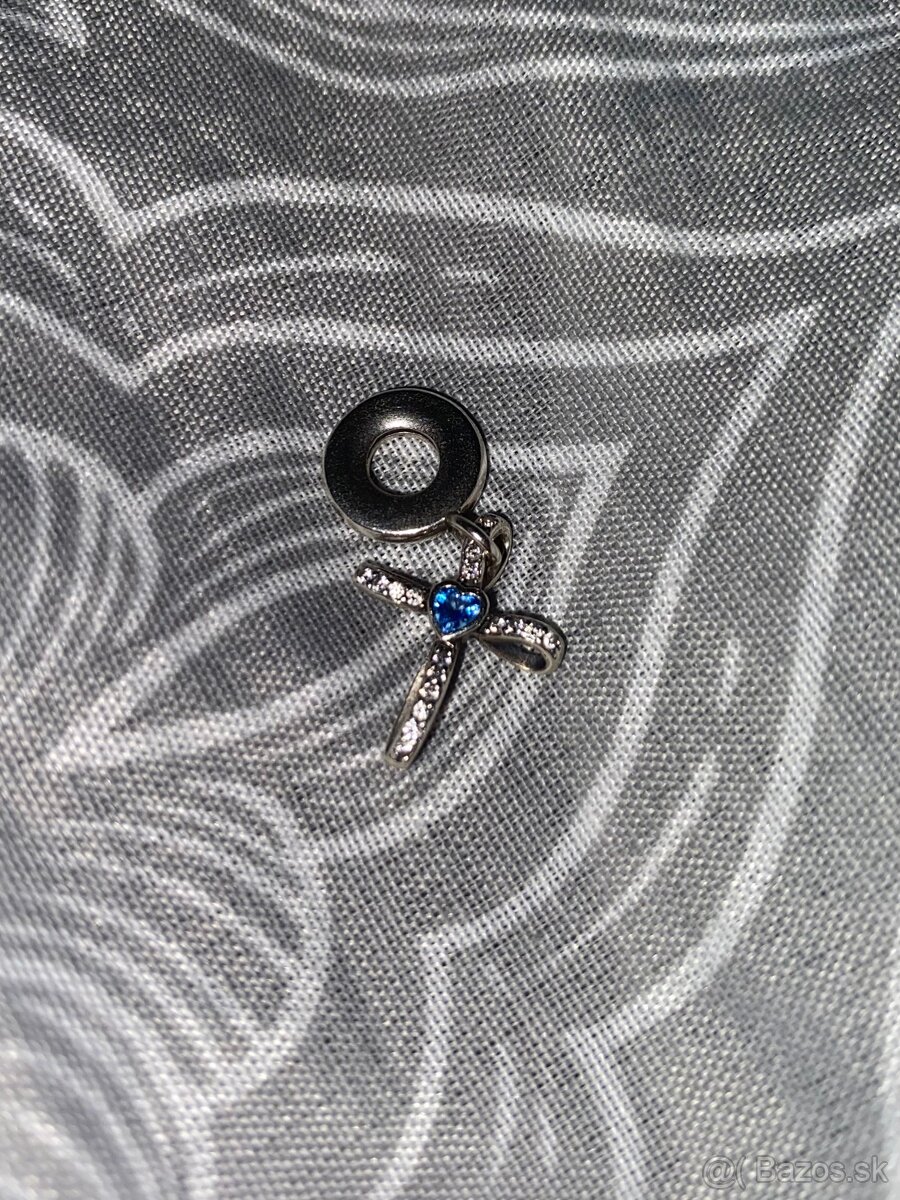 Visací prívesok Pandora – krížik s modrým srdcom