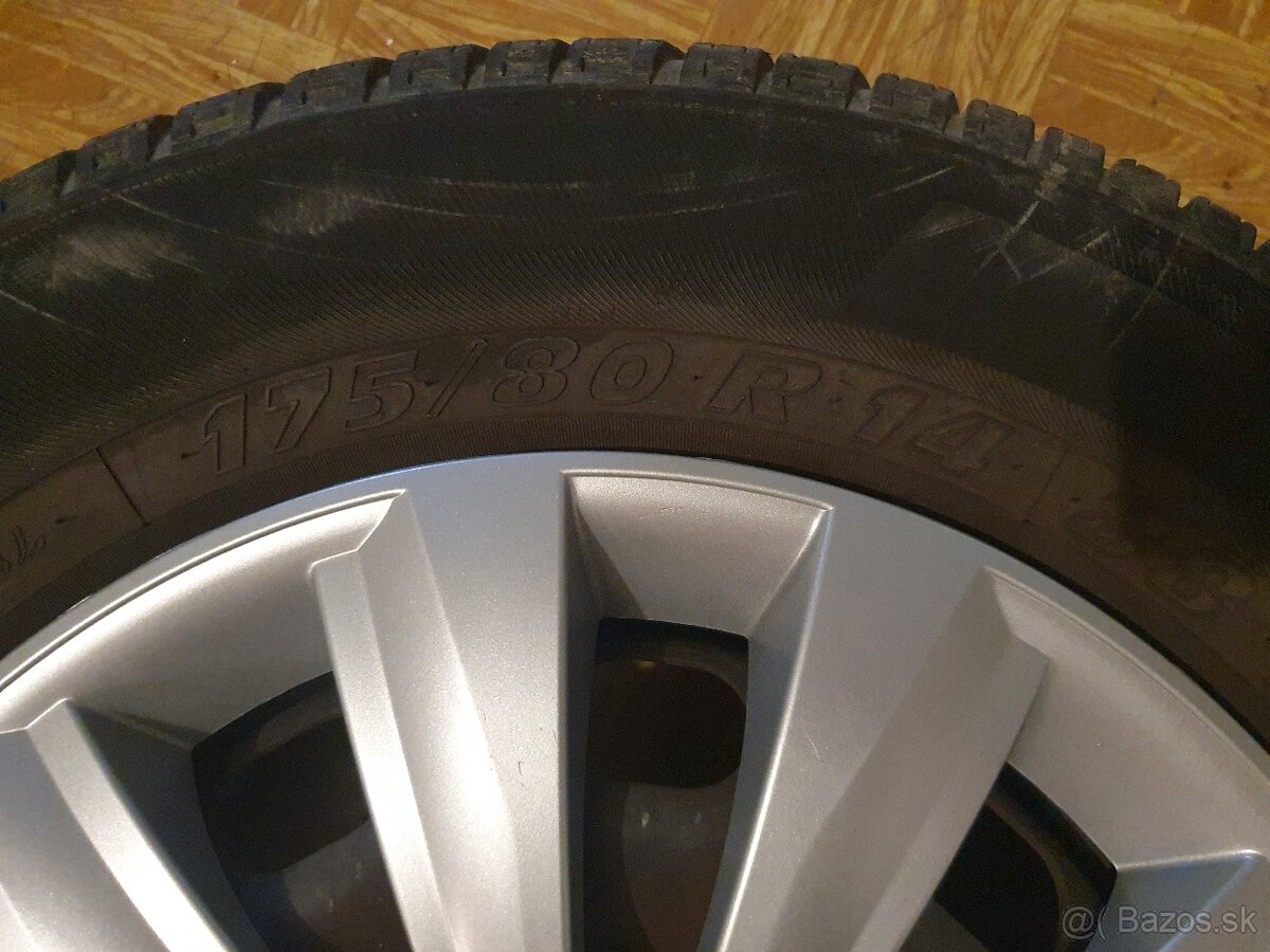 Predám letné pneumatiky na plechových diskoch Octavia 1