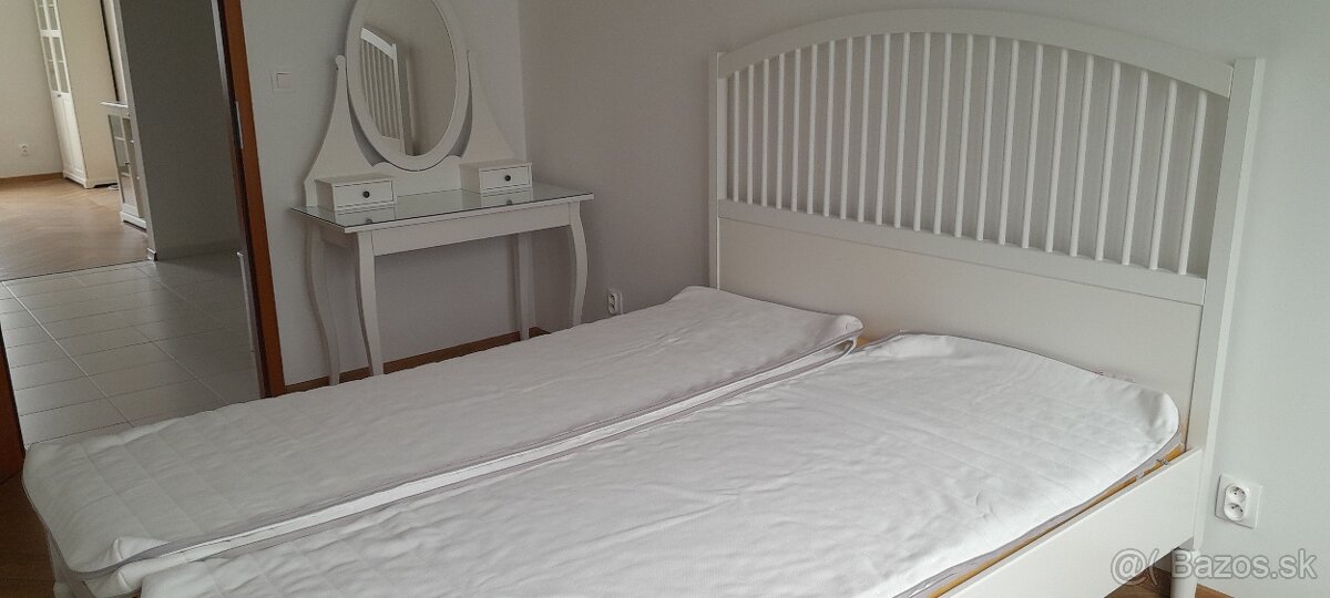 Drevena manzelska postel