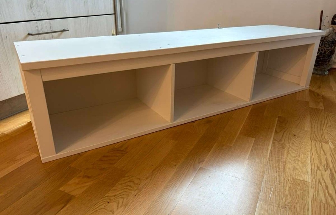 Nástenný hemnes regal