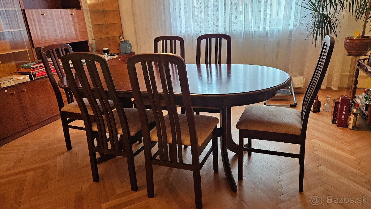 Jedálenský stôl a stoličky