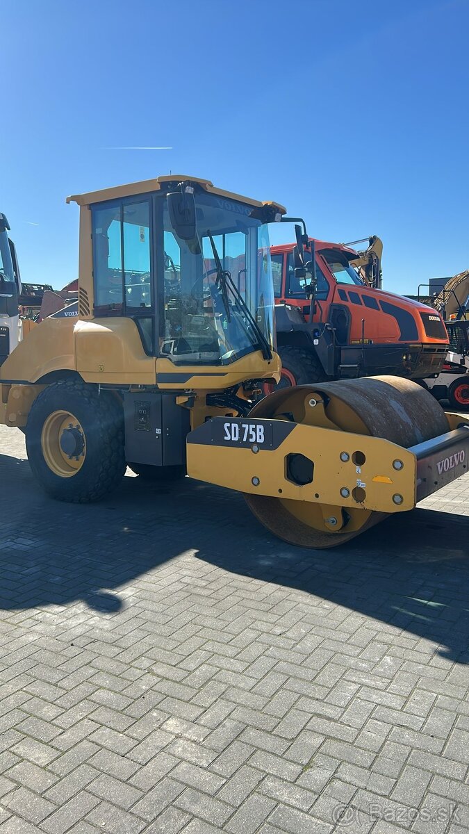 Válec VOLVO SD75B, r.v. 2019, 332 motohodin, zánovní stav